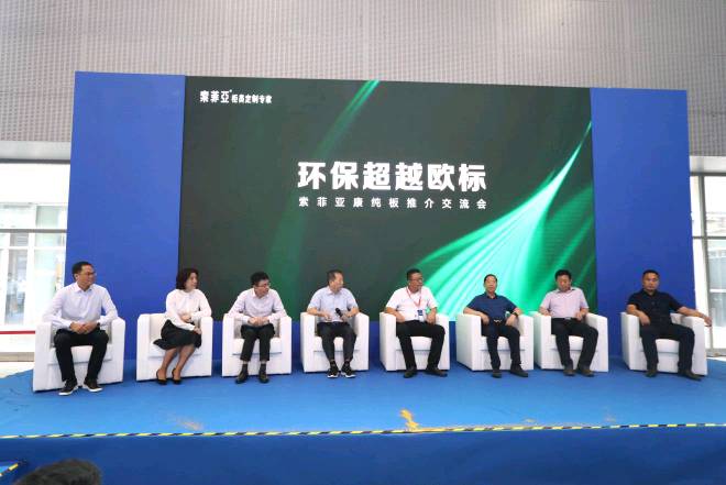圖片包含 人, 建筑, 前, 男人

描述已自動生成