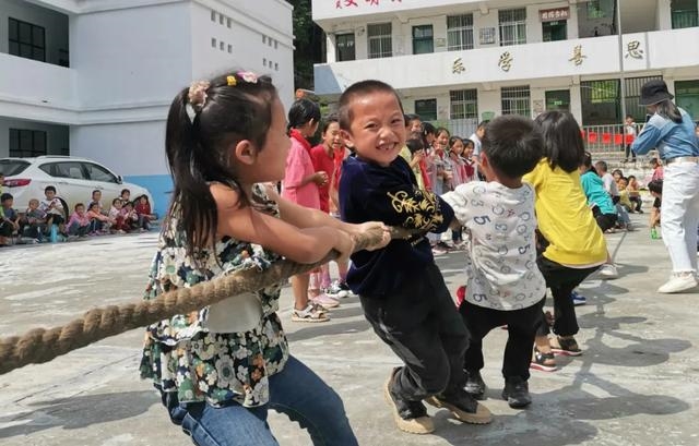 家有健康總裁李穎：共讀中華書，“伴你成長”關愛偏遠地區(qū)兒童