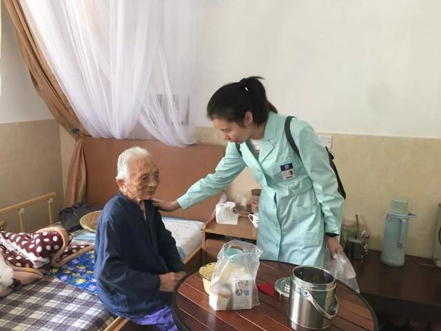 家有健康總裁李穎：共讀中華書，“伴你成長”關愛偏遠地區(qū)兒童