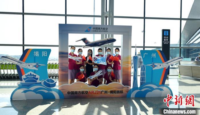 南航首架國產(chǎn)ARJ21飛機正式投入商業(yè)運營?！〖| 攝