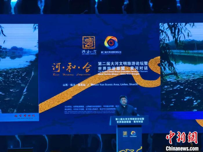 依舊是一身中山裝，在山西臨汾云丘山上，單霽翔開啟他的第N次演講。年近七旬的他，一如既往，奔波在中華文化守護(hù)之路上。　高雨晴 攝