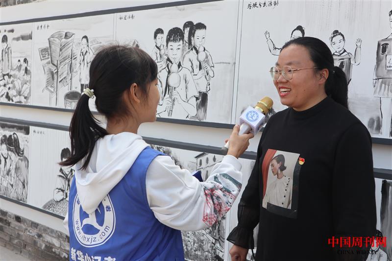 新華小記者鄧鑰涵采訪王宅小學(xué)李萍如副校長.jpg
