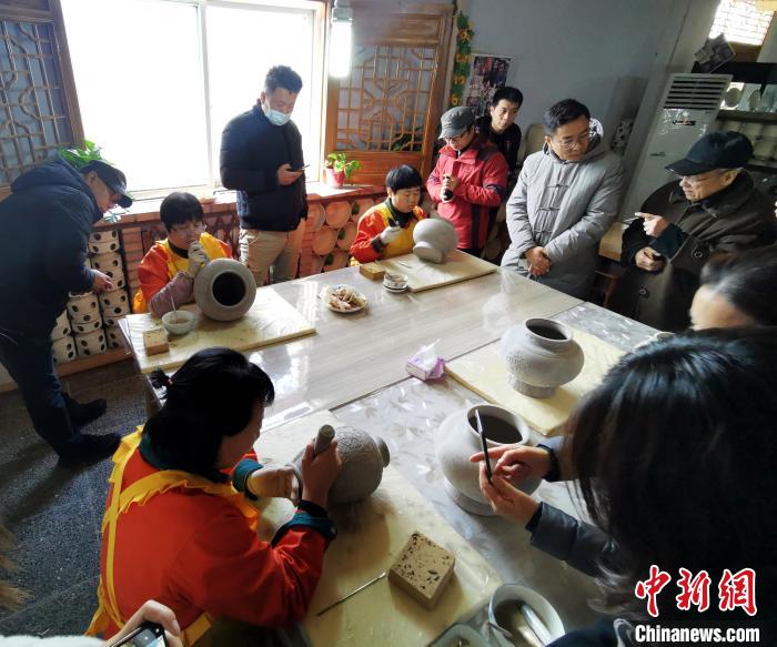 陽城縣僑楓瓷業(yè)有限公司的陶瓷體驗館內(nèi)一片忙碌?！罱苡?攝
