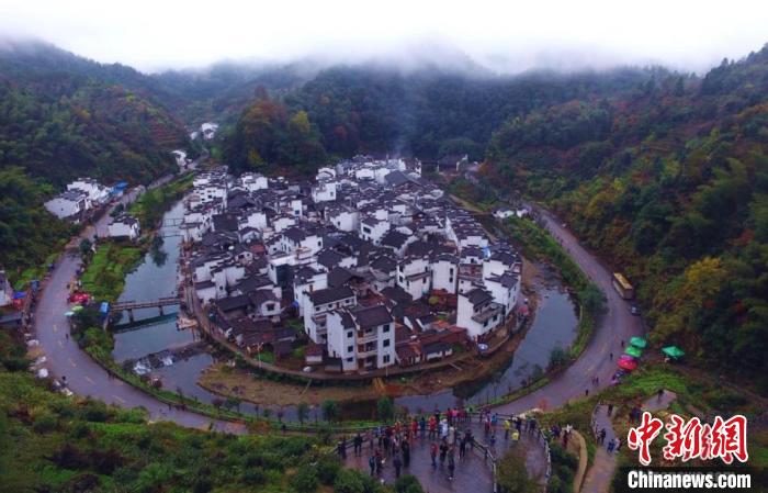 航拍美麗山村江西婺源縣大鄣山鄉(xiāng)菊徑村。村莊山環(huán)水繞，小河成大半圓型，被譽(yù)為“中國最圓的村莊”。(資料圖) 劉占昆 攝