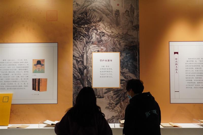 12月21日，觀眾在展覽上參觀。