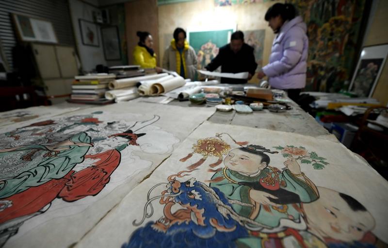 12月23日，民間畫師姚淑龍（右二）在石家莊市新華區(qū)燕趙藝術(shù)市場(chǎng)工作室向?qū)W生傳授繪畫技藝。