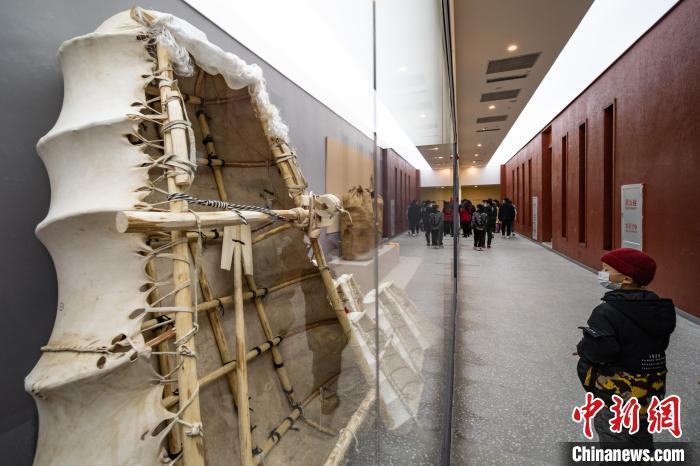 圖為展廳里展示的傳統(tǒng)牛皮船?！『闻罾?攝