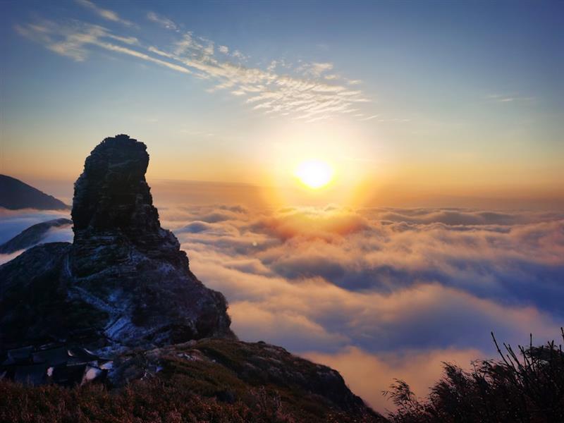  1月17日在貴州銅仁梵凈山拍攝的夕陽(yáng)云海景觀。