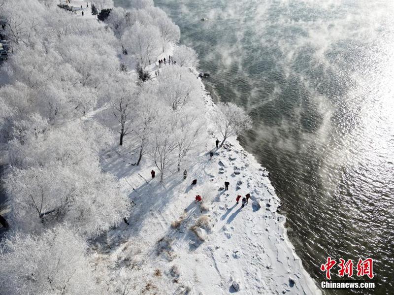 航拍松花江岸霧?。河駱洵傊Κq若仙境