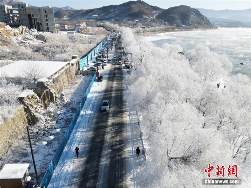 航拍松花江岸霧?。河駱洵傊Κq若仙境