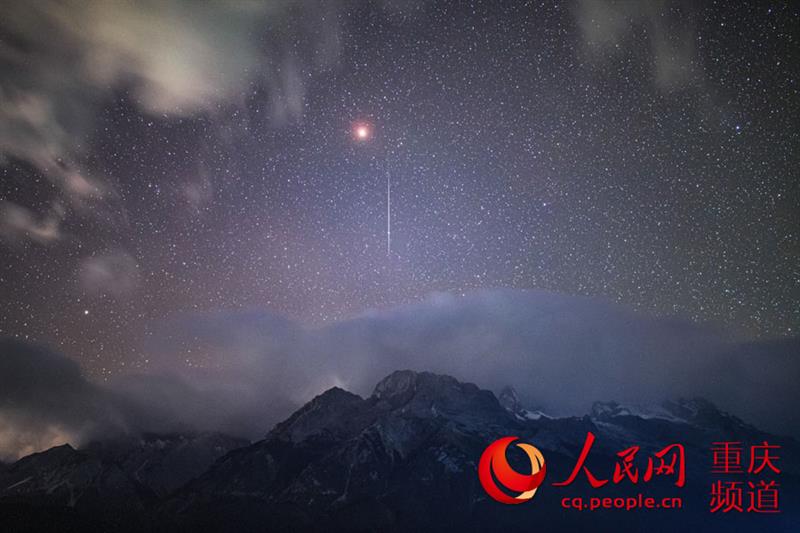 獅子座流星，拖著長(zhǎng)長(zhǎng)的尾帶，從天際劃過(guò)（攝于云南麗江玉龍雪山）。 戴建峰攝