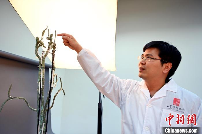 余健介紹三星堆3號(hào)青銅神樹修復(fù)情況?！“苍?攝