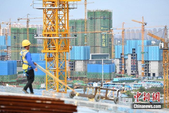 資料圖：一在建樓盤工地工人正在忙碌。 <a target='_blank' href='http://www.chinanews.com/'>中新社</a>記者 張浪 攝