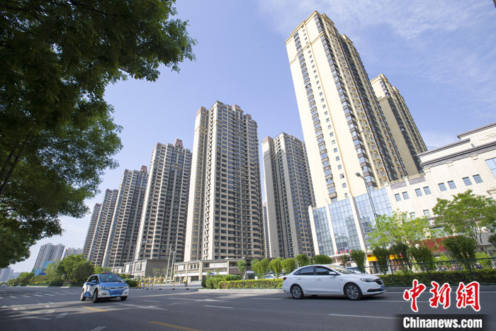 5月17日，山西太原，車輛從一樓盤前經(jīng)過。 <a target='_blank' href='http://www.chinanews.com/'>中新社</a>記者 張?jiān)?攝 　