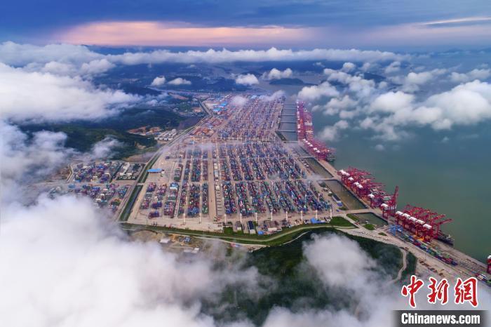 寧波港口一景?！∩蚍f俊 攝
