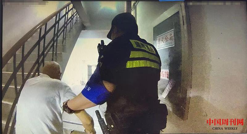 【1】民警攙扶老人離開(kāi).jpg