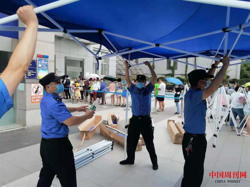 中隊在核酸檢測點設(shè)置遮陽棚，給檢測人員提供方便。 (3).jpg