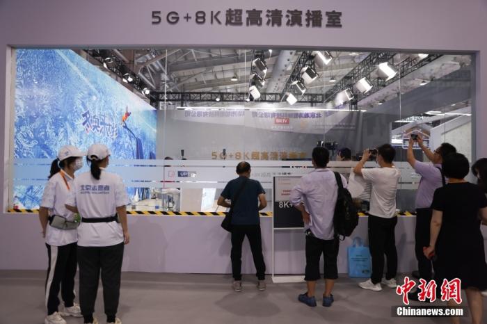 5G 8K超高清演播室吸引參觀者。 <a target='_blank' href='http://www.chinanews.com/'>中新社</a>記者 蔣啟明 攝 　