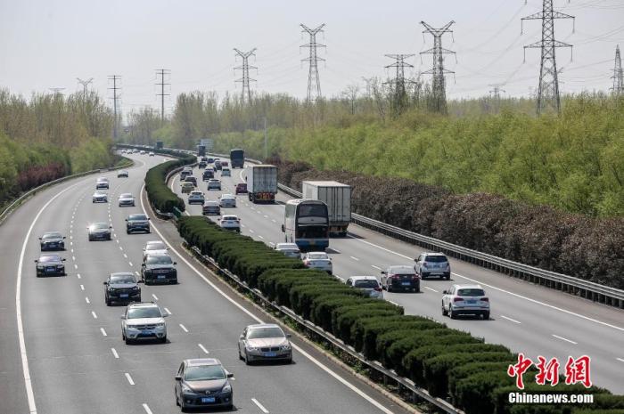 4月5日，江蘇淮安，位于該市境內(nèi)的長(zhǎng)深高速路段上，迎來(lái)清明小長(zhǎng)假返程車流高峰，過(guò)往車輛川流不息。 圖片來(lái)源：視覺(jué)中國(guó)