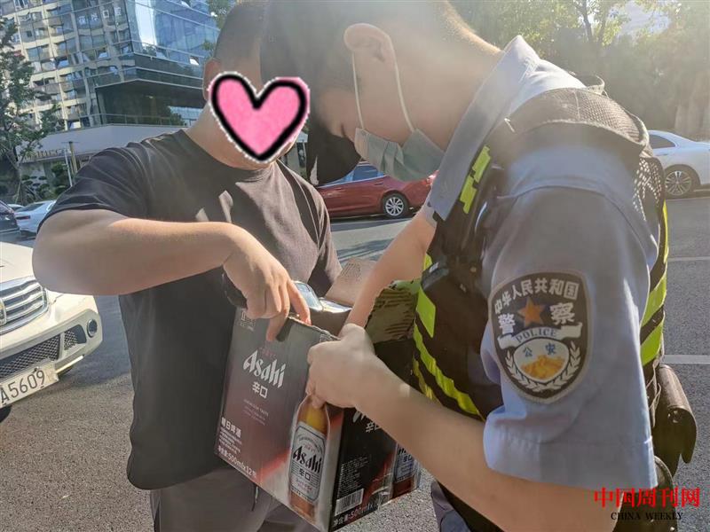 【3】報警人正在跟民警講當(dāng)時的情況.jpg
