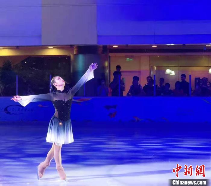 圖為李思嫻在北京國貿(mào)商城滑冰場進行花樣滑冰表演?！∈茉L者供圖