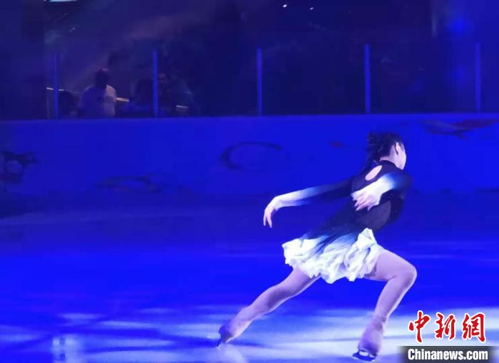 圖為李思嫻在北京國貿(mào)商城滑冰場進行花樣滑冰表演?！∈茉L者供圖