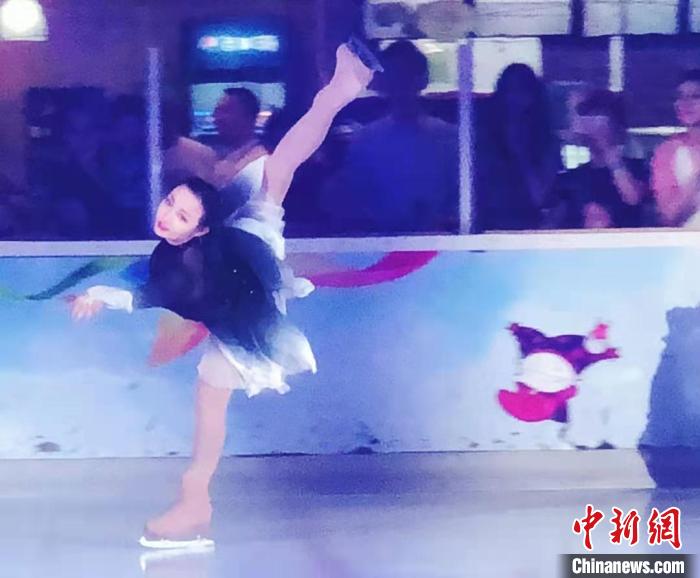 圖為李思嫻在北京國貿(mào)商城滑冰場進行花樣滑冰表演?！∈茉L者供圖