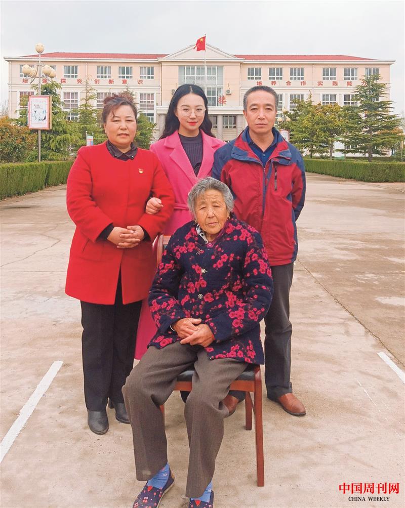 司萬(wàn)平和丈夫、婆婆及女兒.jpg
