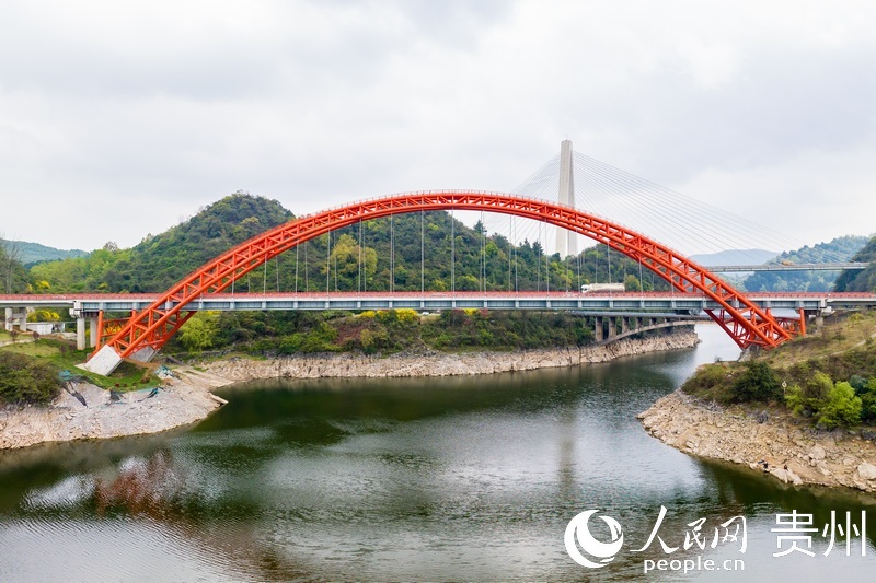 長270米，主跨180米的花魚洞大橋。人民網(wǎng)記者 涂敏攝