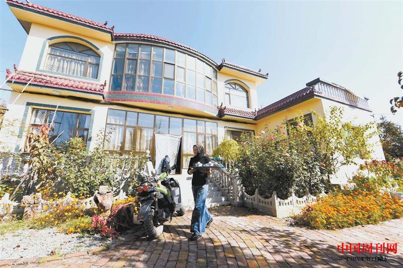 開牛肉面店致富返鄉(xiāng)后的譚明德、馬曉瑛夫婦不僅蓋起2層樓房，還開辦了一家農(nóng)家院.jpg