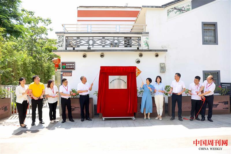 東莞市鳳崗鎮(zhèn)首個村級文學藝術界聯合會揭牌成立.jpg